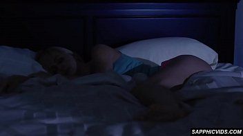 चलाएँ गॉर्जियस लेस स्नीक्स में के लिए ओरल और ट्रिबिंग