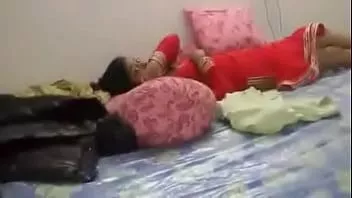 Reproduzir Casal de adolescentes indianos chupando seios e lambendo uma buceta suculenta fodendo suavemente