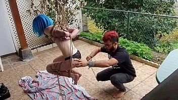 play Hangin et fessée ma petite esclave sissy sur la terrasse