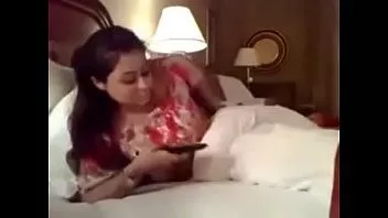 Jouer Couple chambre baise. rejoignez ma chaîne de télégramme @desisexindi pour une vidéo complète de 10 minutes