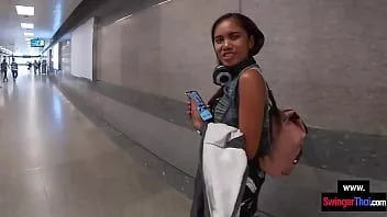 Jouer Petite amie amateur asiatique follement amoureuse de sa grosse bite petit ami européen