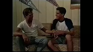 Reproduzir Alguns jovens excitados, jeff browning e jason nikas, suppopem que os melhores preparativos para um importante jogo de beisebol estão subindo pela velha estrada de terra