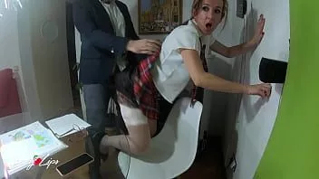 play O școlară obraznică își călărește profesorul cu mama acasă