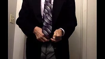 Oynat Sikimi dışarı çekiyorum ve onun kedisine boşalmasını izlerken aynı zamanda her yerde boşalmamı çekmeye başlıyorum, görebileceğiniz gibi oldukça azgındım ve bunu izlerken boşalmam uzun sürmedi