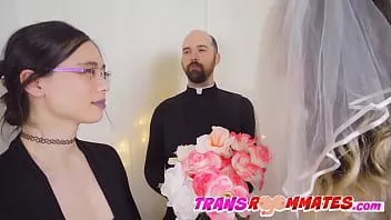 Jouer Un couple trans chaud a un mariage de fusil de chasse