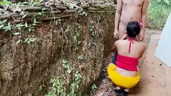 Abspielen Desi Bhabhi teilt ihre dünne Frau mit ihrer besten Freundin in der Öffentlichkeit