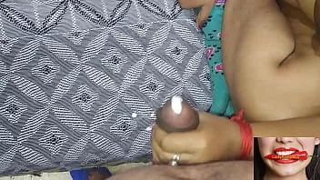 play Soție indiană fierbinte cu lac de unghii albastru dă mâna soțului