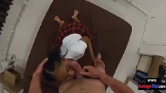 播放 亚洲青少年素人在激烈的后入式性爱中暴露穿着制服的大屁股