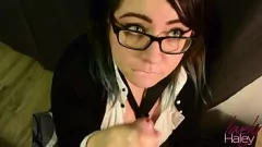 play السمين في سن المراهقة هالي يعطي خطوة أبي اللسان Deepthroat مكثفة