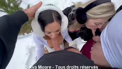 play Triplă în zăpadă: amatori blonde și brunete cocoșii adânci și primesc faciale