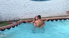 Jouer Latina MILF séduit le voisin pour une pipe à la piscine rugueuse