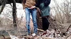 play Curvy Milf în fustă din piele e de rahat în aer liber, după ce a ajutat cu energia