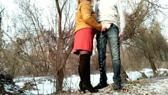 play Curvy Milf Elena dă muie publică în timp ce soțul urmărește