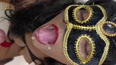Afspelen De gepassioneerde pijpbeurt van het hot desi -paar met intense cumshot in mond