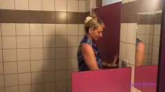 Oynat İtalyan MILF Luna Green'in yoğun POV Deepthroat Banyo Bürosu