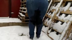 Riproduci PISSE MILF Chubby in pubblico: feticcio esterno stravagante