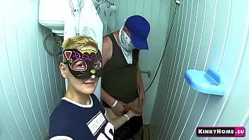 play Blonda cu părul scurt l-a smucit pe tipul de la duș. ea se distrează!
