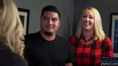 Afspelen Kijken hoe deze hete blonde MILF met grote tieten en een enorme kont op z'n hondjes wordt geneukt door haar vriendje is een must-see!