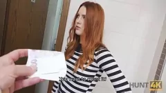 Jouer Une ado rousse en chaleur laisse un mec la baiser pour de l'argent dans les toilettes d'un centre commercial - Action de cow-girl en gros plan