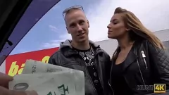 চালান HUNT4K। একটি পাবলিক পিকআপের সময় কিশোর বয়স্ক তার বয়ফ্রেন্ডের সামনে নগদ অর্থের জন্য fucks